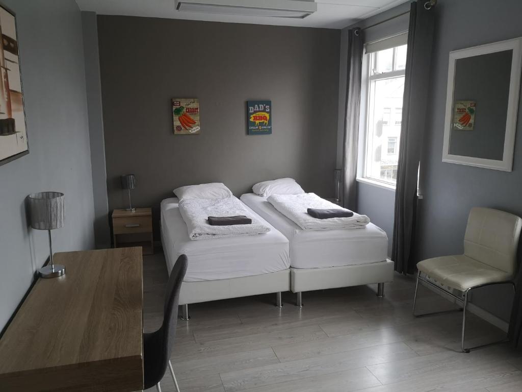 Town Square Apartments room 5