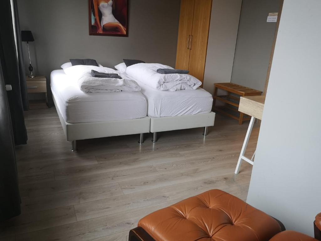 Town Square Apartments room 6